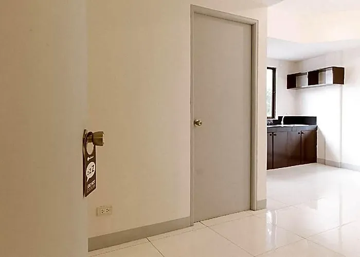 Reddoorz @ The Vjour Makati * Manila
