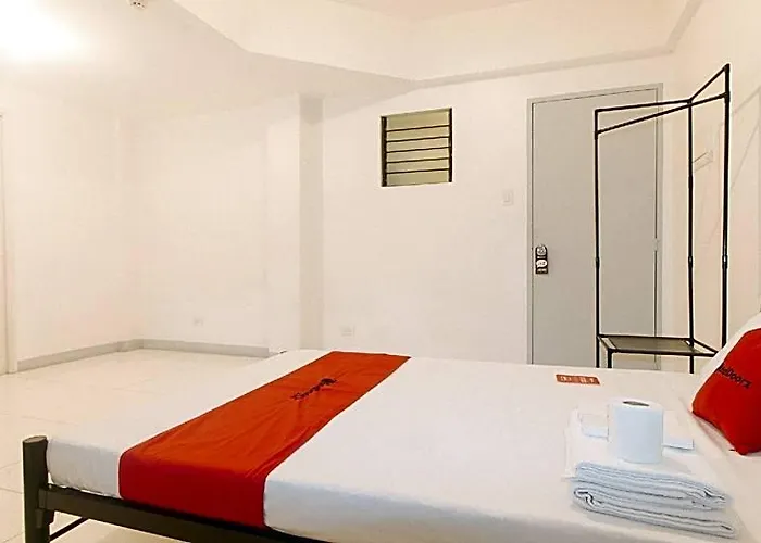 Hotel Reddoorz @ The Vjour Makati *